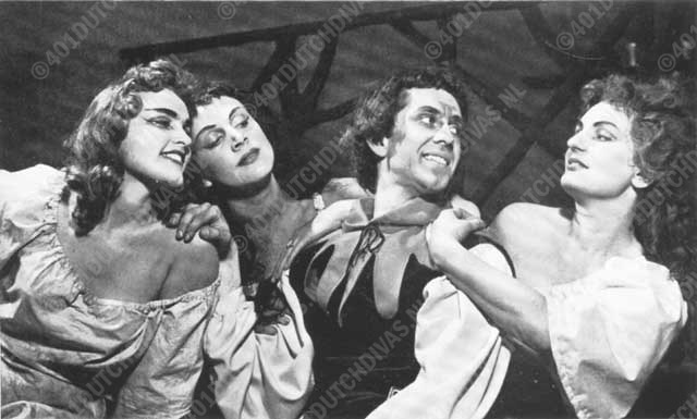 Sem Dresden's opera François Villon, Holland Festival 1958. v.l.n.r. Cora Canne Meijer, Maria van Dongen, Hans Wilbrink en Frances de Bossy (foto Maria Austria)