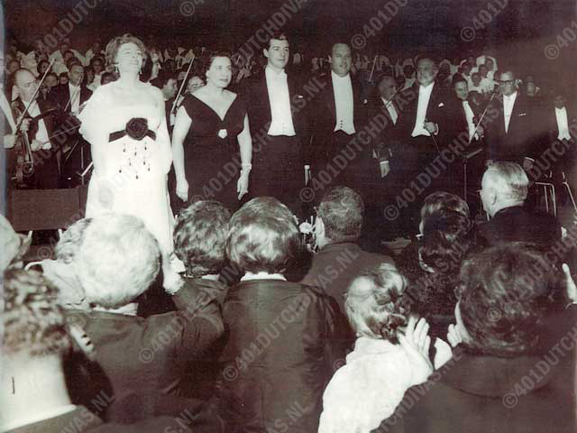 Erna Spoorenberg, Nan Merriman, de bas John Shirley Quirk, de tenor Richard Lewis en dirigent Antal Dorati, Tel-Aviv begin jaren zestig, privé collectie Erna Spoorenberg