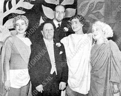 Orfeo ed Euridice, 1949. V.l.n.r. Louise de Vries (Amor), Pierre Monteux, Kathleen Ferrier en Greet Koeman (Euridice), midden achter regisseur Abraham van der Vies